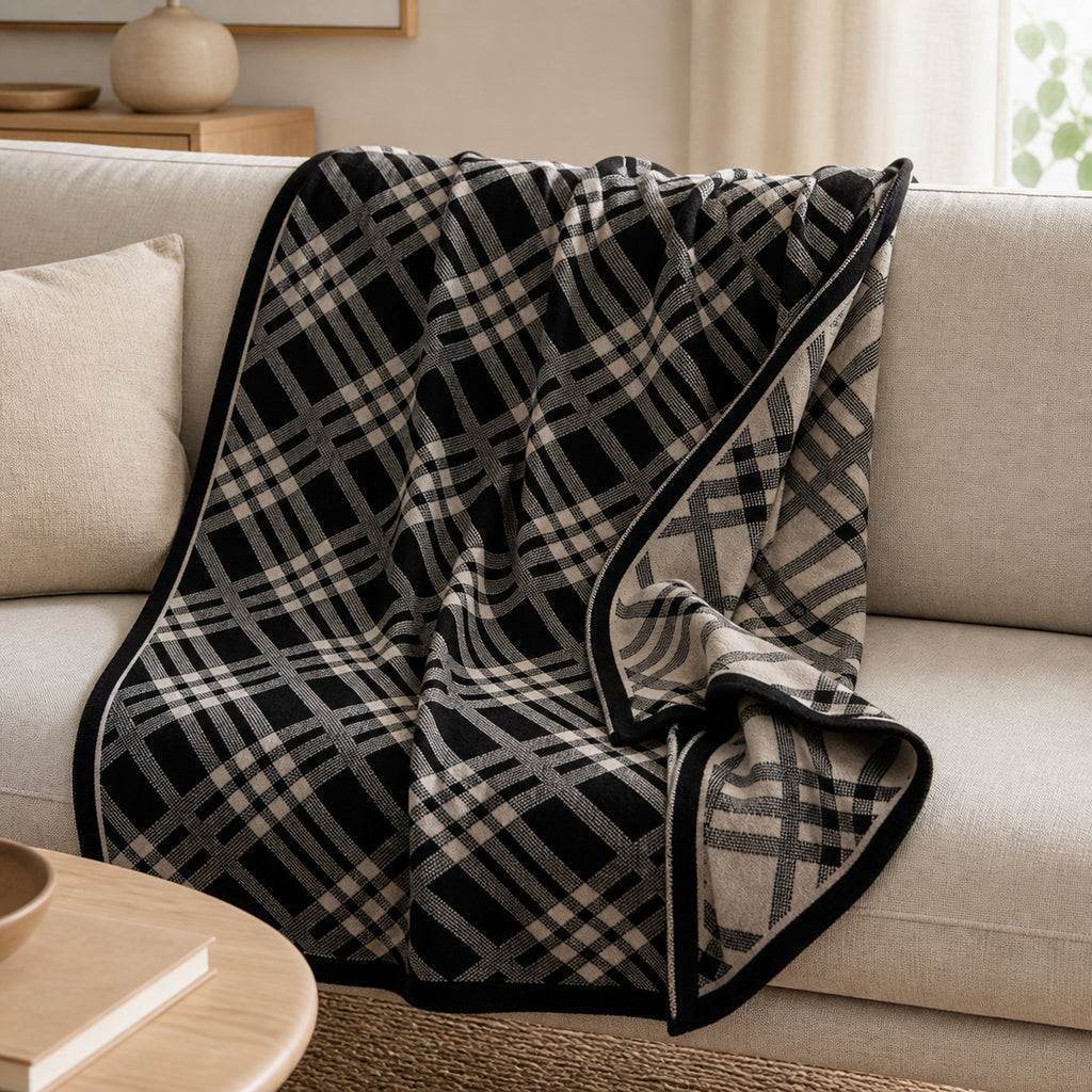 Axel knitted blanket – Black / Beige, lifestyle view