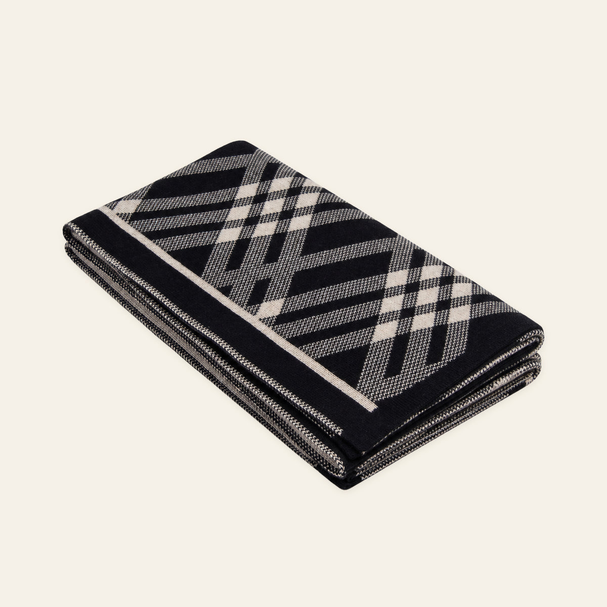 Axel knitted blanket – Black / Beige, studio view