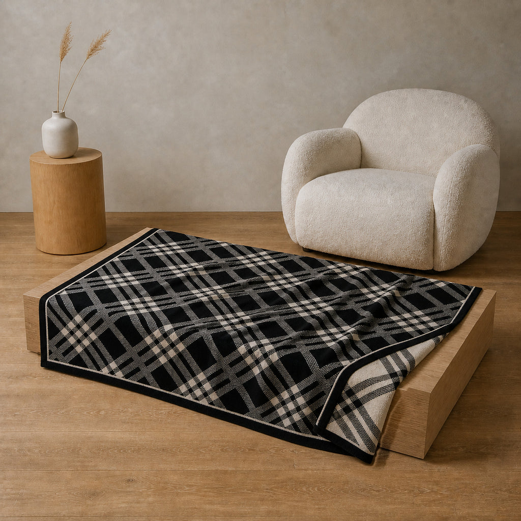 Axel knitted blanket – Black / Beige, full pattern view